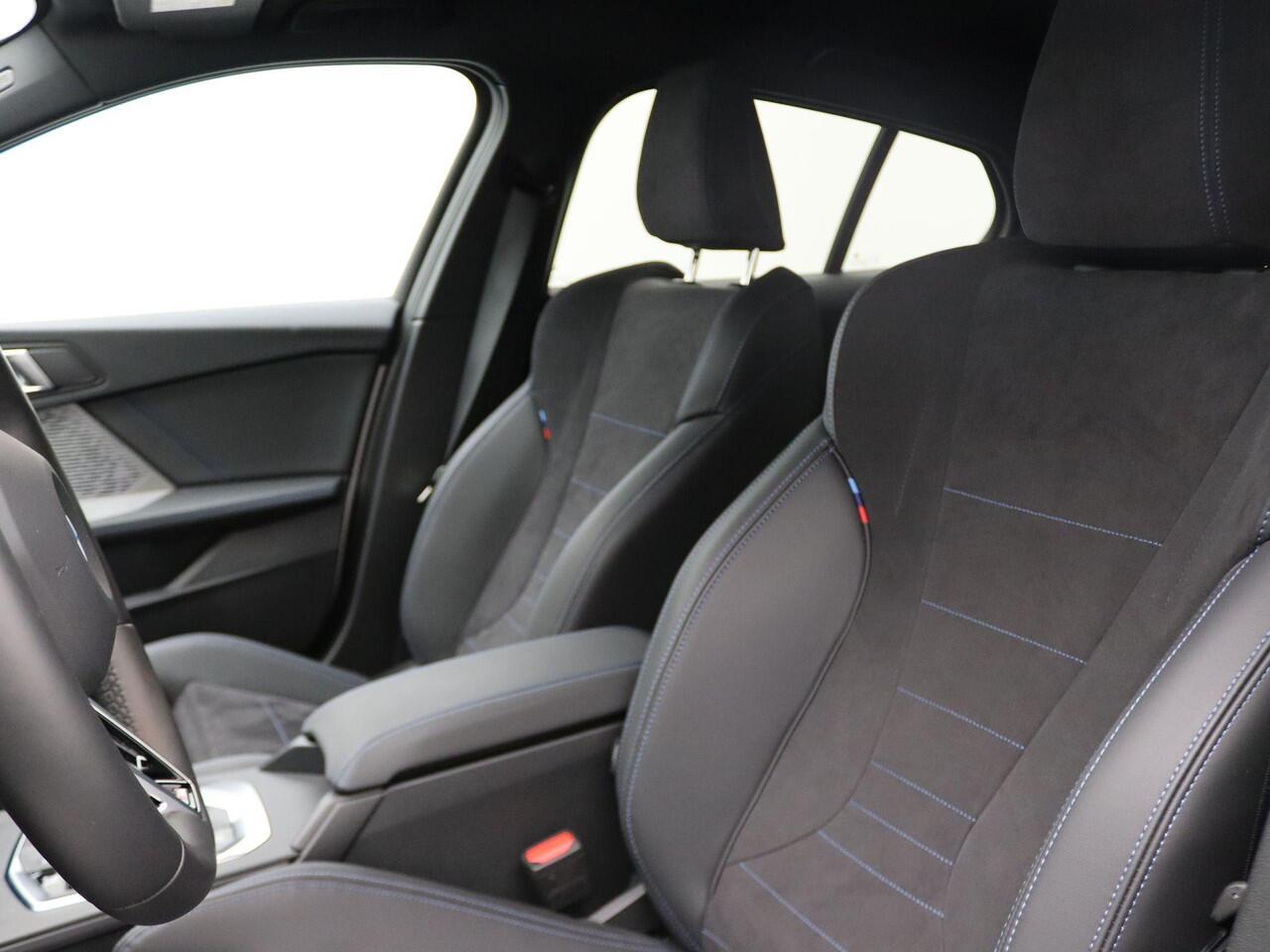 BMW 1-SERIE 120 M Sportpakket | Premium Pack | Achteruitrijcamera | Driving Assistant | Parking Assistant | 18''