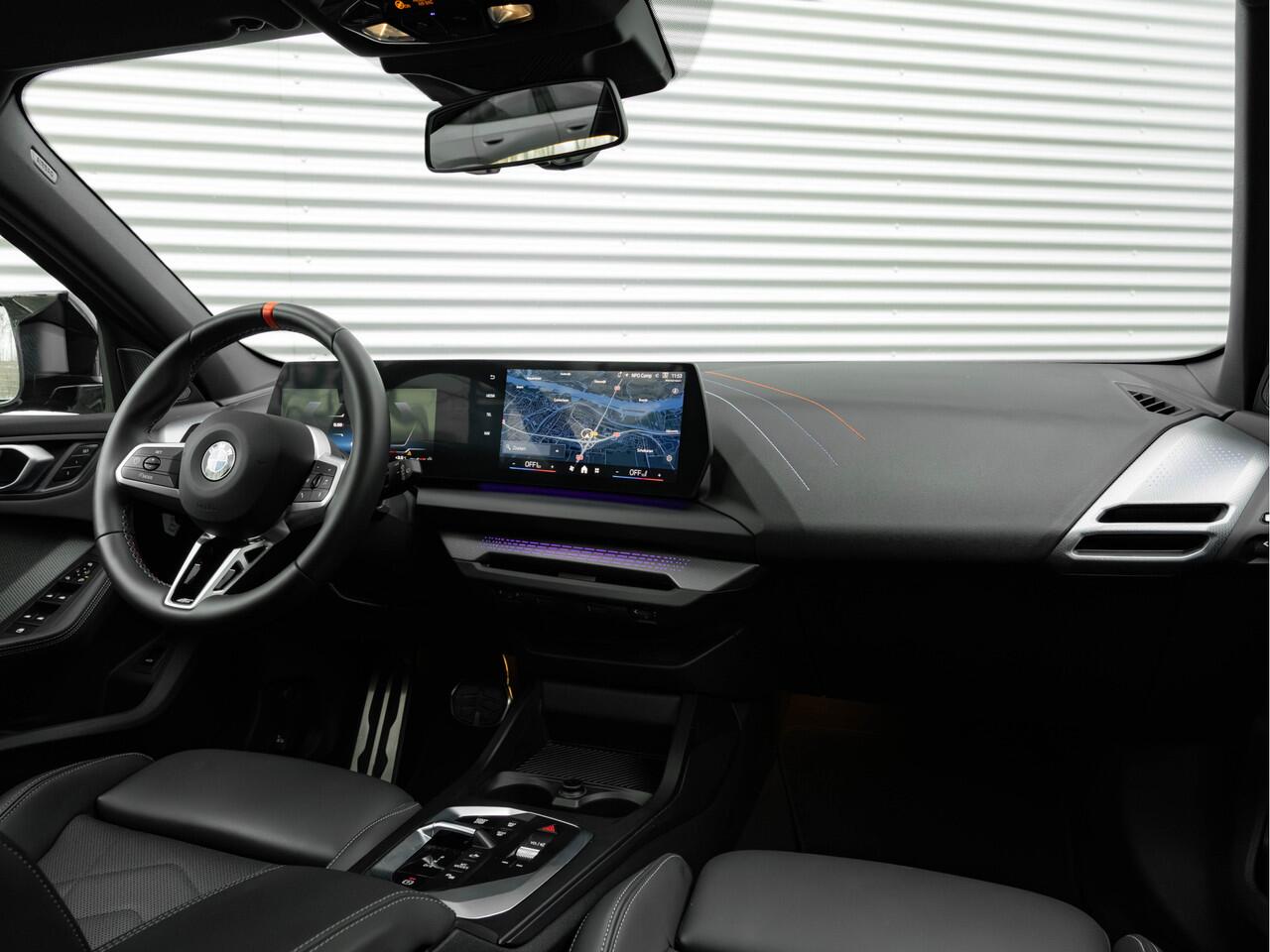 BMW 1-SERIE M135 xDrive - Pano - Driving Ass - Harman Kardon - Camera