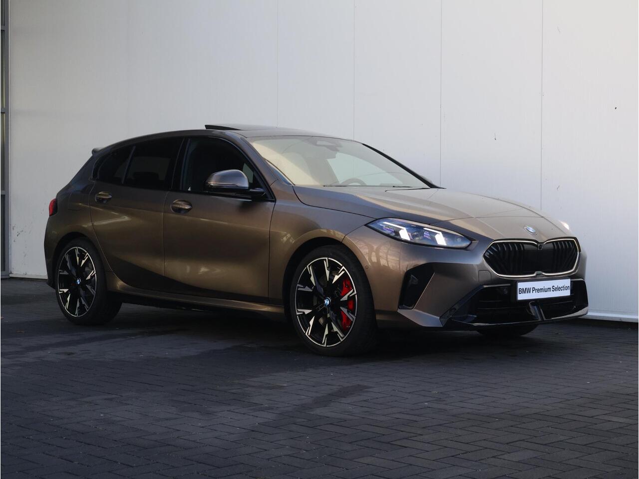 BMW 1-SERIE 120 M Sport Design Edition BMW Individual Lakkleur/ M Sportpakket Pro/ Harman-Kardon/ Head-Up/M Sportstoelen/ Panoramadak/ Stuurwiel verwarming