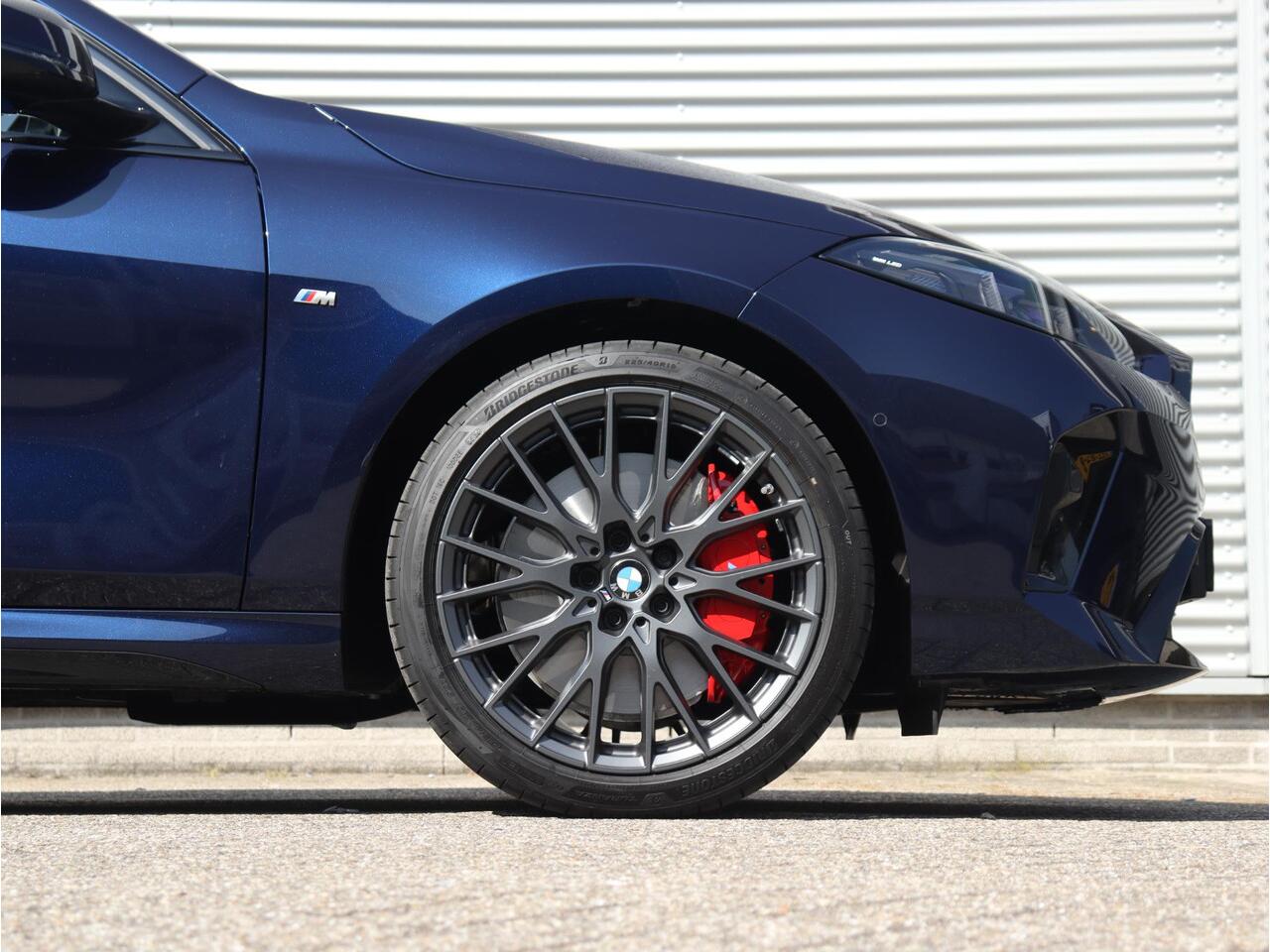 BMW 1-SERIE 5-deurs 120 | M Sportpakket Pro | Premium Pack | Panodak | Trekhaak | Harman Kardon | Verwarmbaar Stuurwiel | Comfort Access | 19'' LMV | Ekris Selection