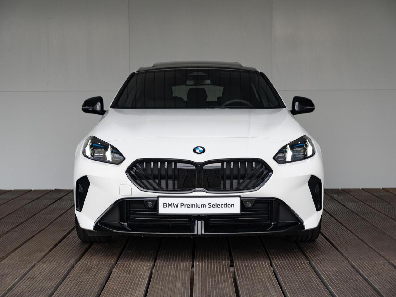 BMW 1-SERIE 120 | M Sportpakket Pro | Premium Pack | Harman-Kardon | Verwarmd Stuurwiel | Comfort Access | Achteruitrijcamera | Panoramadak