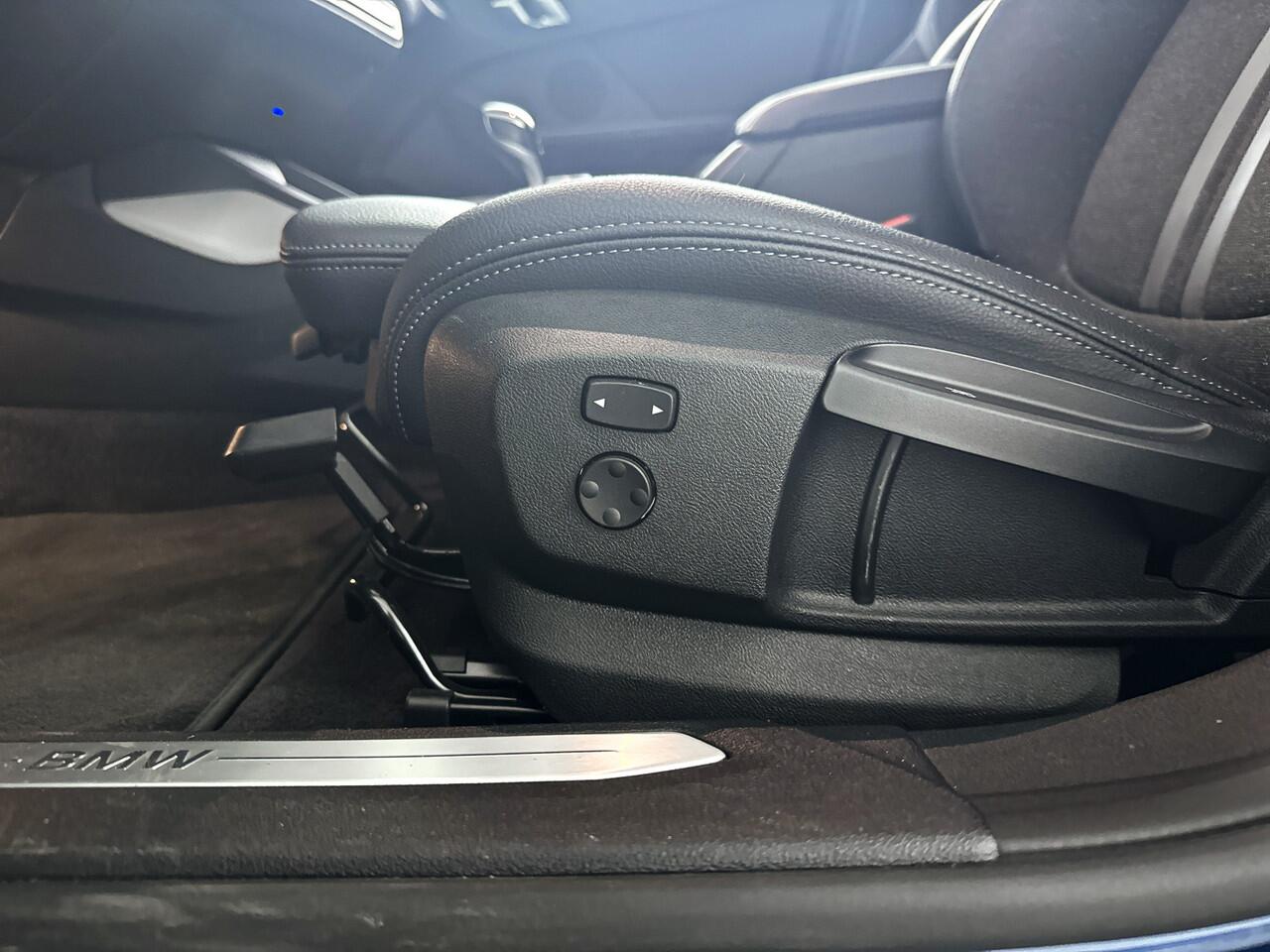 BMW 1-SERIE 120i Business Edition | Parkeercamera | Stoelverwarming