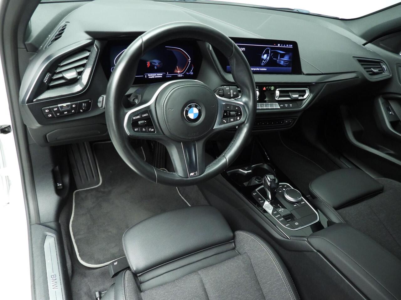 BMW 1-SERIE 5-deurs 118i | LED | Navigatie | Sportstoelen | Clima | Cruise controle | PDC | DAB | Alu 17 inch