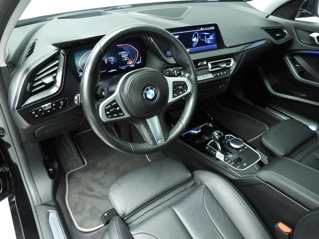 BMW 1-SERIE 5-deurs 118i | LED | Leder | HUD | Schuifdak | Active cruise | Stoelverwarming | DAB | Hifi speakers | Alu 17 inch