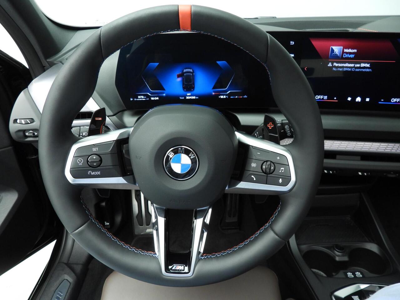 BMW 1-SERIE 5-deurs M135 xDrive | M-Sportpakket | LED | Leder | HUD | Schuifdak | Elektr. zetels | DAB | Harman-kardon sound | Alu 18 inch