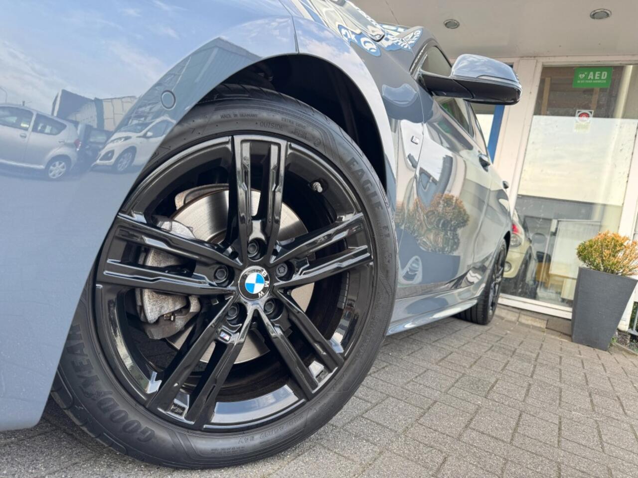 BMW 1-SERIE 118i High Executive I M-sport pakket I Apple Carplay I HUD I Leer