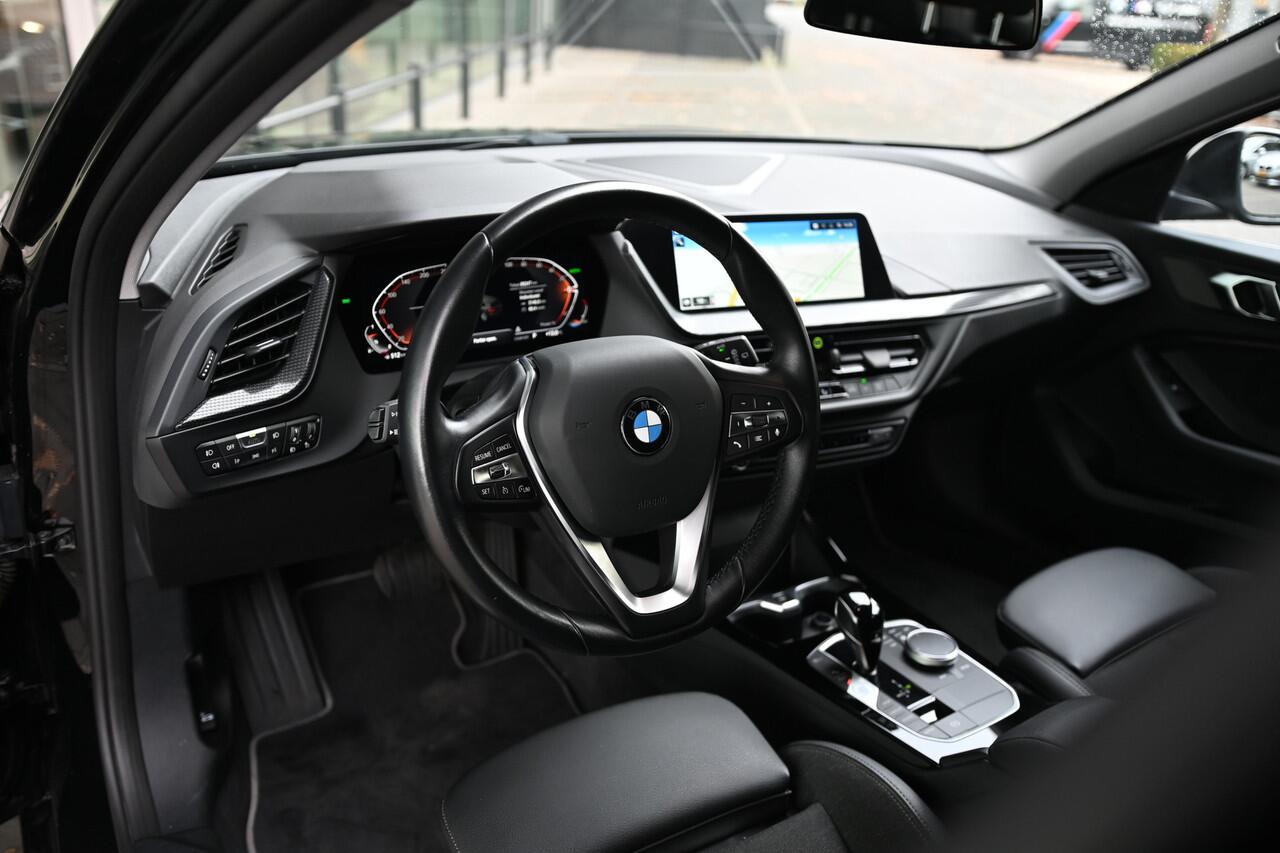 BMW 1-SERIE 118i Sport Line Automaat / Trekhaak / Sportstoelen / LED / Live Cockpit Professional / Cruise Control / PDC