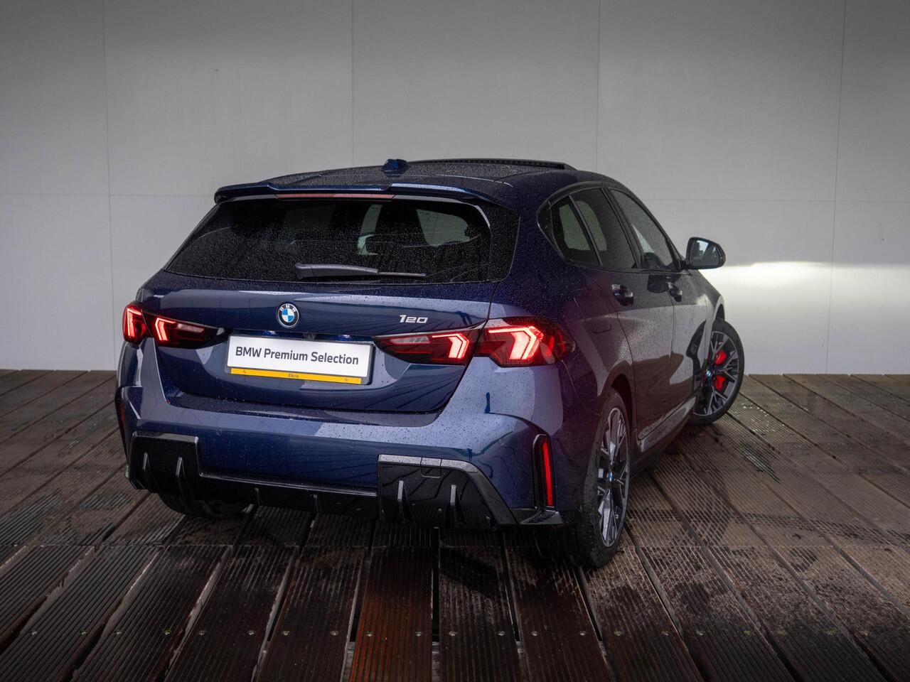 BMW 1-SERIE 120 | M Sportpakket Pro | Premium Pack | Harman-Kardon | Verwarmd Stuurwiel | Comfort Access | Achteruitrijcamera | Panoramadak | Stoelverwarming | 18''