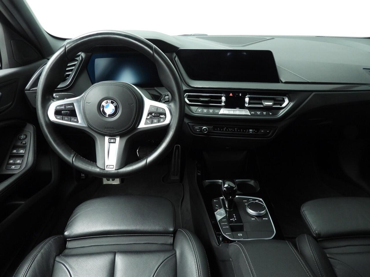 BMW 1-SERIE 5-deurs 118i | M-Sportpakket | LED | Leder | Navigatie | Stoelverwarming | DAB | Hifi Speakers | Alu 17 inch