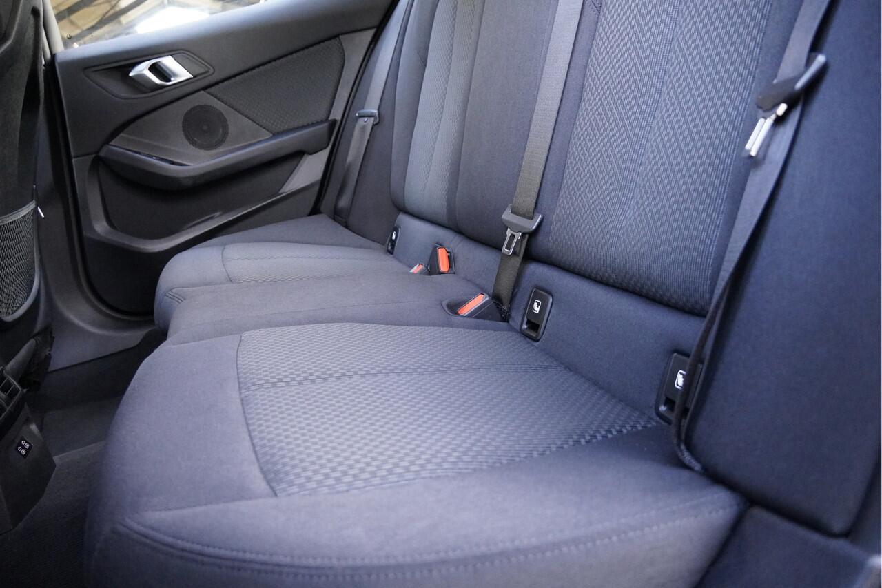 BMW 1-SERIE 118i Automaat! 5drs Executive BJ2020 Lmv 16" | Led | Pdc | Navi | Virtual cockpit | Climate control | Cruise control | Getint glas