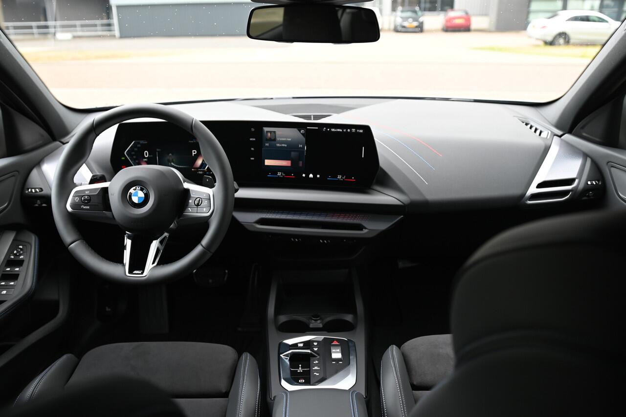 BMW 1-SERIE 120 M Sport Automaat / Sportstoelen / Achteruitrijcamera / M Adaptief onderstel / Parking Assistant / Stoelverwarming