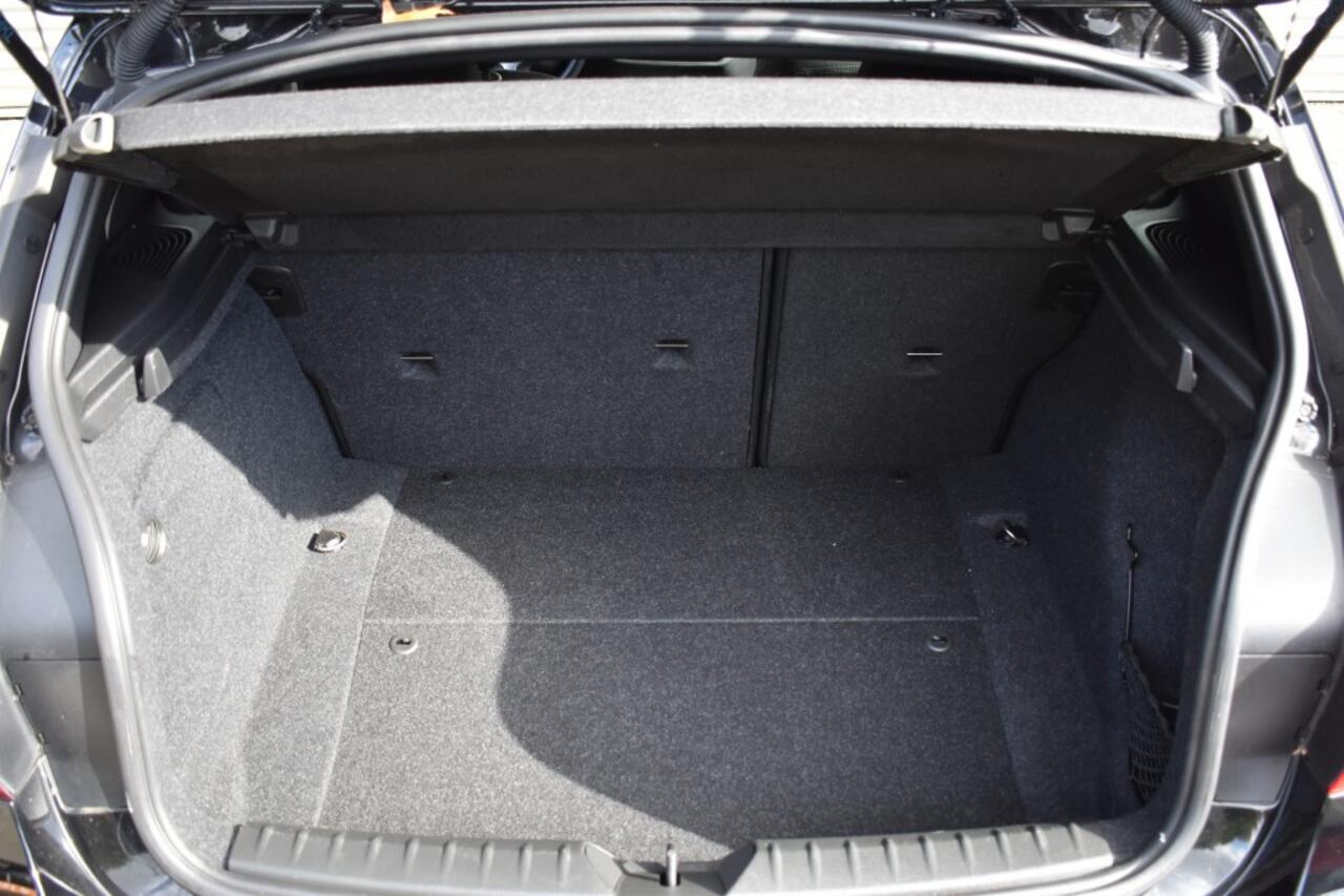 BMW 1-SERIE 116I SPORT LINE EDITION / NL AUTO / NAVI / PDC / SPORTSTOELEN