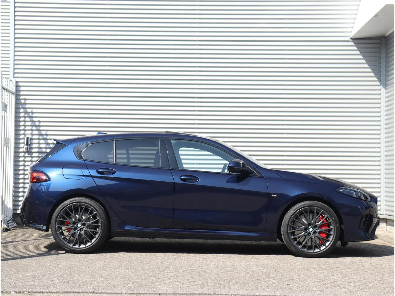 BMW 1-SERIE 5-deurs 120 | M Sportpakket Pro | Premium Pack | Panodak | Trekhaak | Harman Kardon | Verwarmbaar Stuurwiel | Comfort Access | 19'' LMV | Ekris Selection