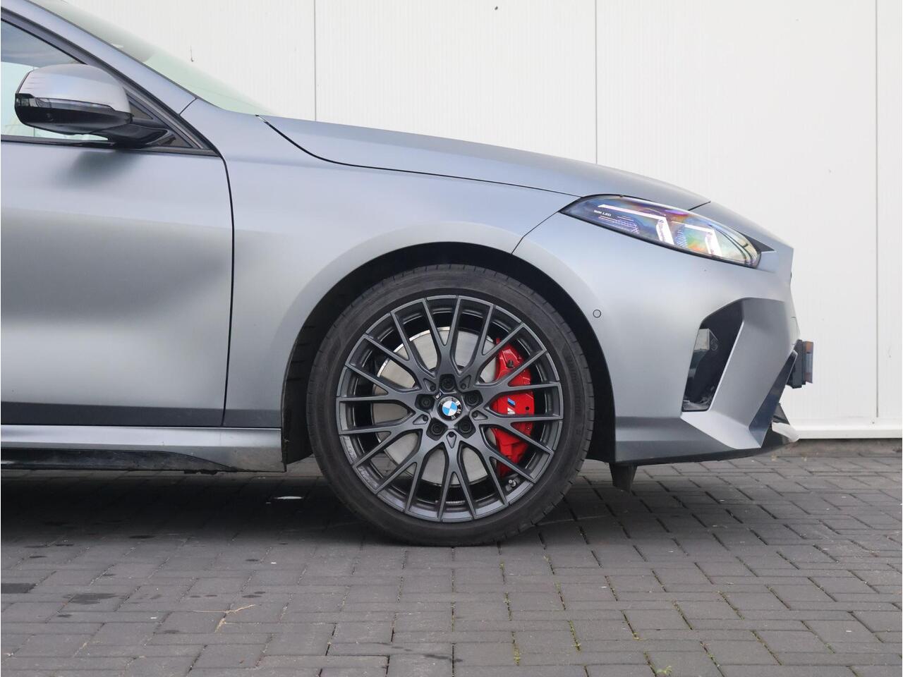 BMW 1-SERIE 120 M Sport Design Edition Individual Frozen Pure Grey metallic/ M Sportpakket Pro/ Stuurwiel verwarmd/ Comfort Access/ Panoramadak/ Head-Up/ Harman-Kardon/