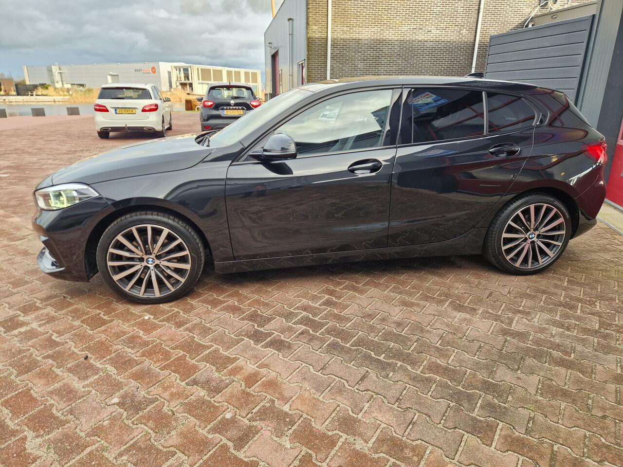 BMW 1-SERIE 118i High Executive Edition 12 MND BOVAG GAR | ECC | PANO | CARPLAY | STOELVERW. | CRUISE | CAMERA | LEER |