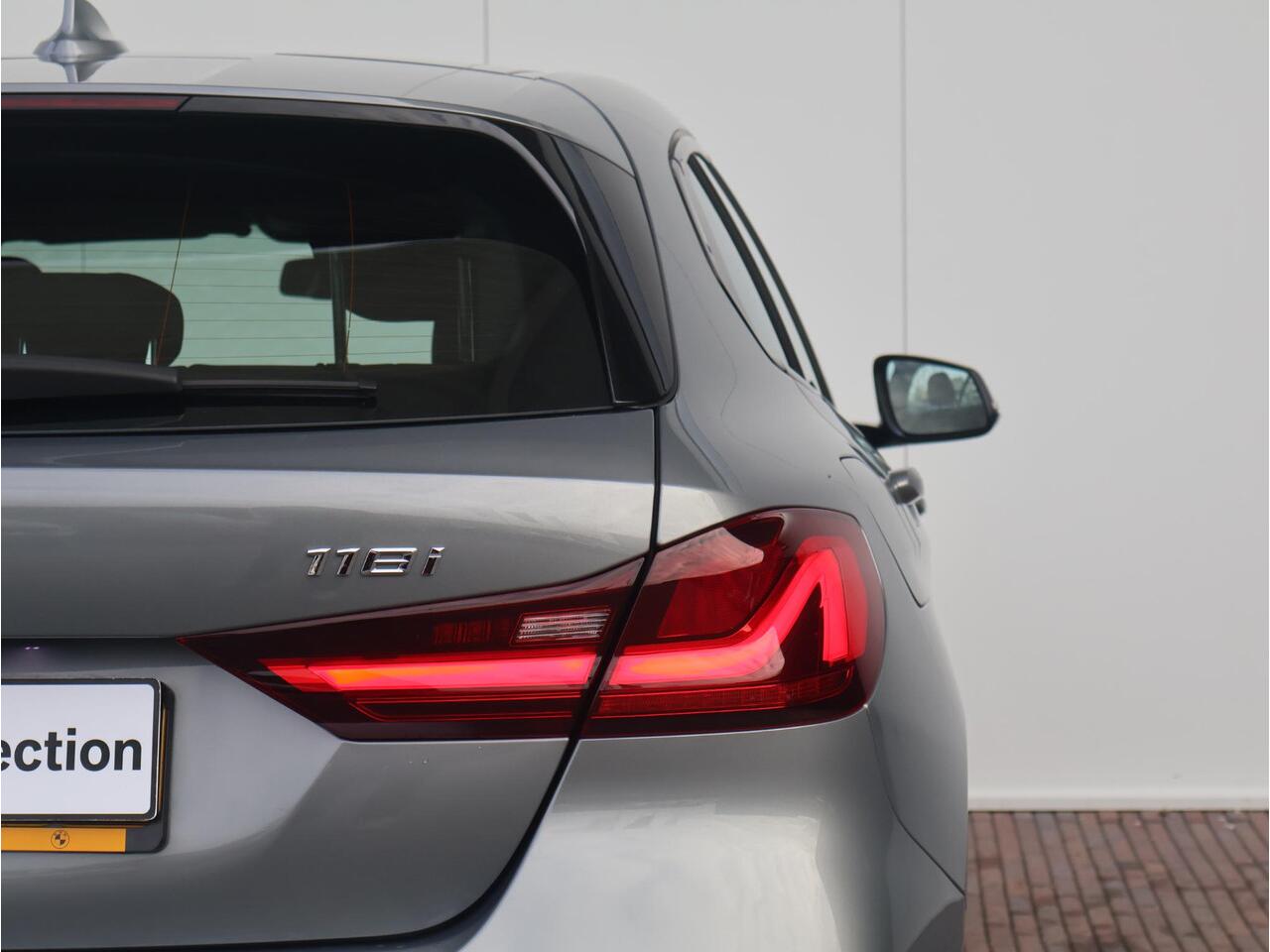 BMW 1-SERIE 118i Introduction Edition Sportline/ Cruise Control/ BMW Live Cockpit Professional/ Lichtpakket/ Sportstoelen/ Achteruitrijcamera