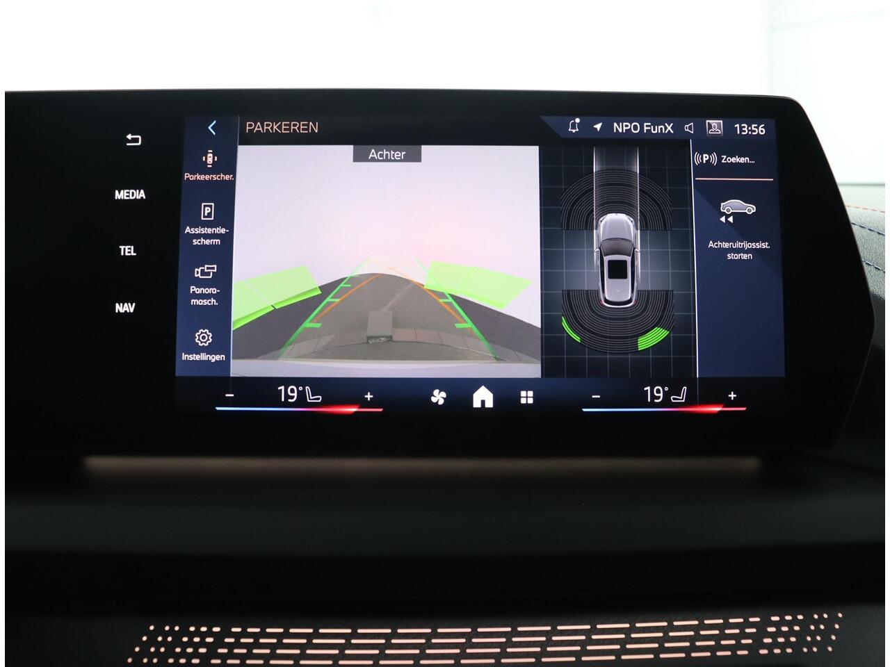 BMW 1-SERIE 120 M Sportpakket Pro | Comfort Access | Panoramadak | Harman-Kardon | M Adaptief onderstel | Adaptieve LED koplampen