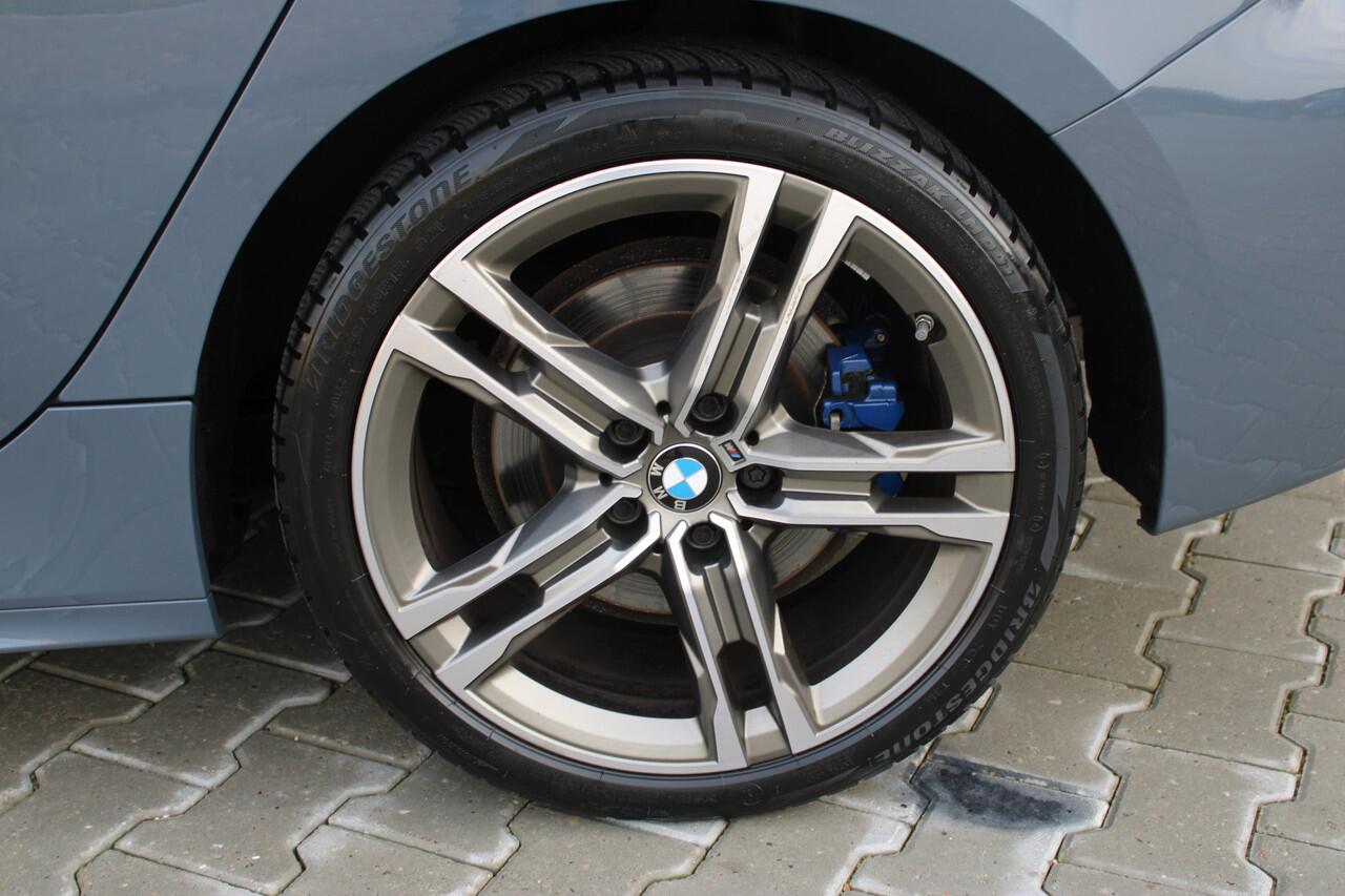 BMW 1-SERIE 118i High Executive M-sport | Incl. 12 maanden garantie | Cruise control | Kuipstoelen | Schuif/kantel dak | Climate control | Apple carplay | Navigatie | DAB radio | Harman/Kardon |