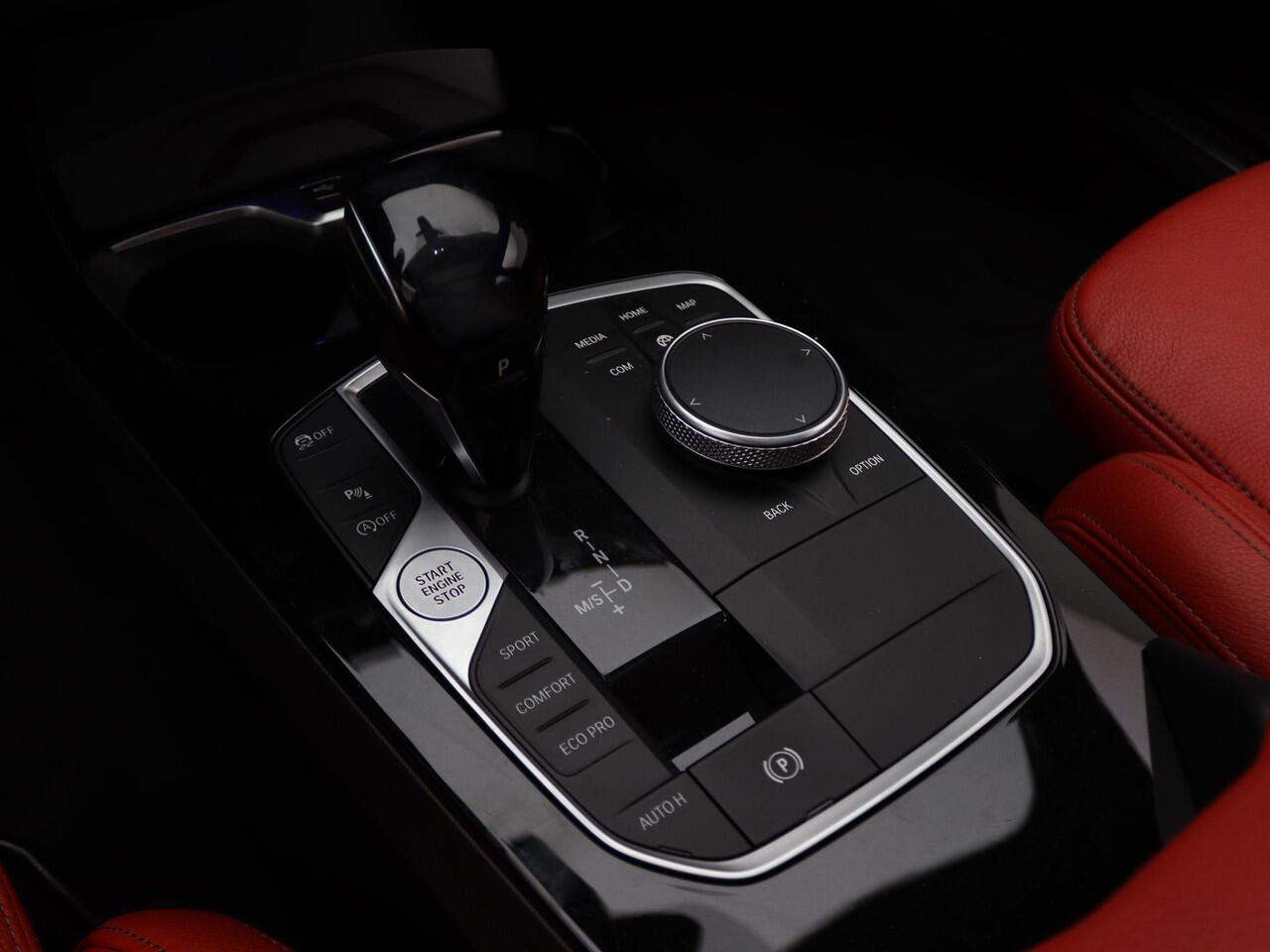 BMW 1-SERIE 5-deurs 118i High Executive | M Sport Plus Pack | Audio Media Pack | Parking Pack | Panoramadak | LED Koplampen | DAB | HIFi | 19''