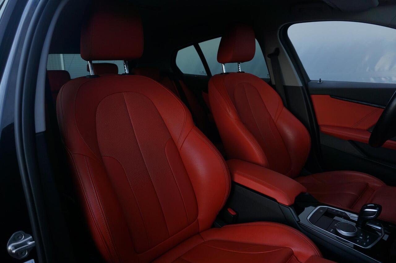 BMW 1-SERIE 118i High Executive Sport Line 18'' / HiFi / Verwarmde voorstoelen / Sportstoelen