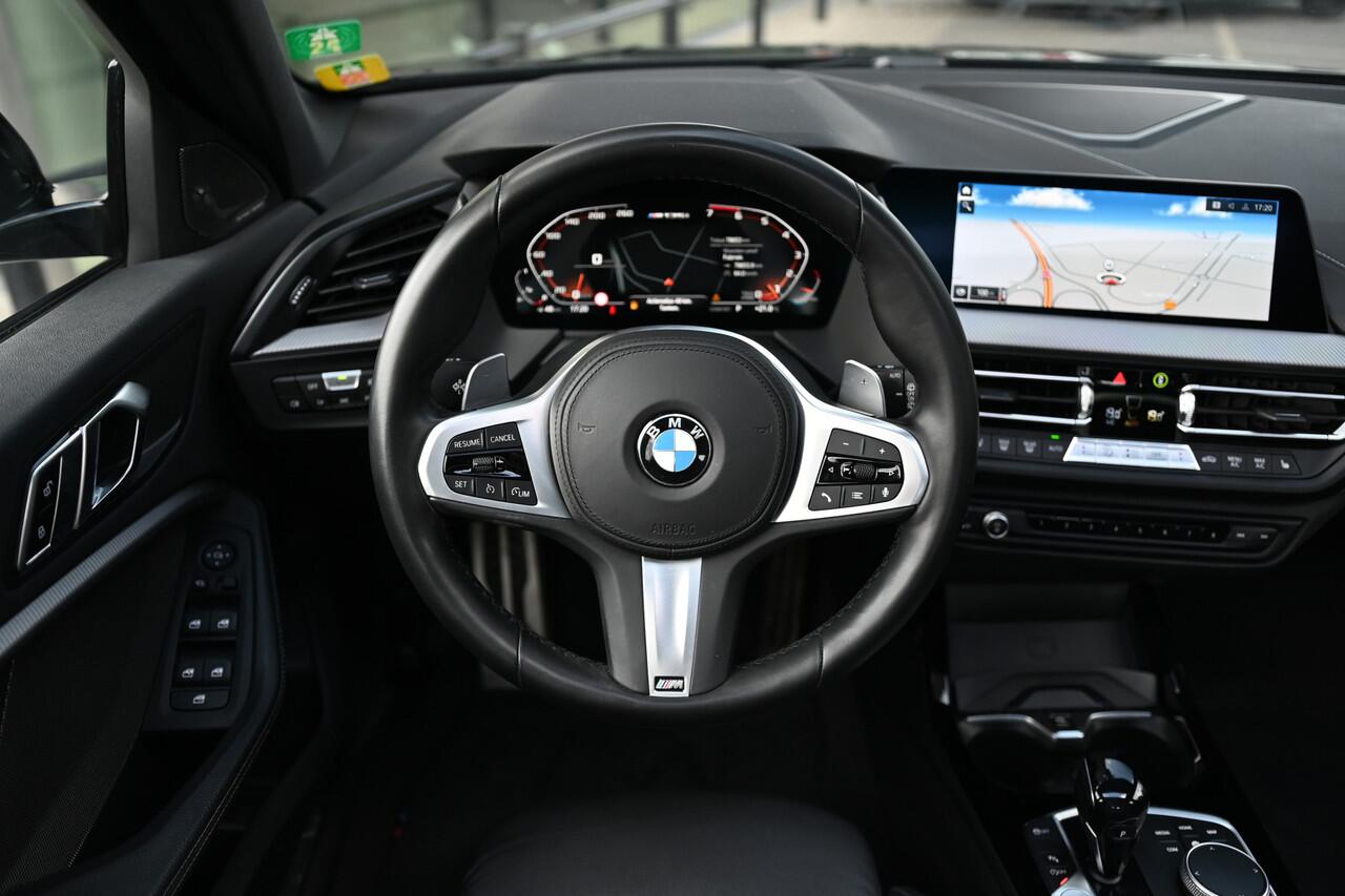 BMW 1-SERIE M135i xDrive High Executive Automaat / Panoramadak / Achteruitrijcamera / Comfort Access / M Sportonderstel / Live Cockpit Professional / Stoelverwarming