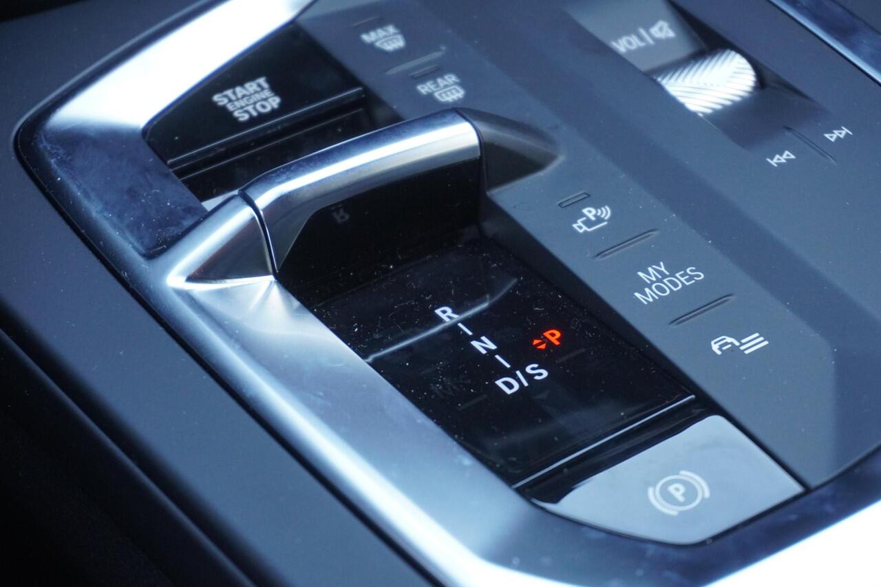 BMW 1-SERIE 120 M Sportpakket | Stuurwielrand verwarmd | Harman-Kardon sound system | BMW Head-Up Display | Parking Assistant Plus | Extra getint glas in achterportierruiten en achterruit