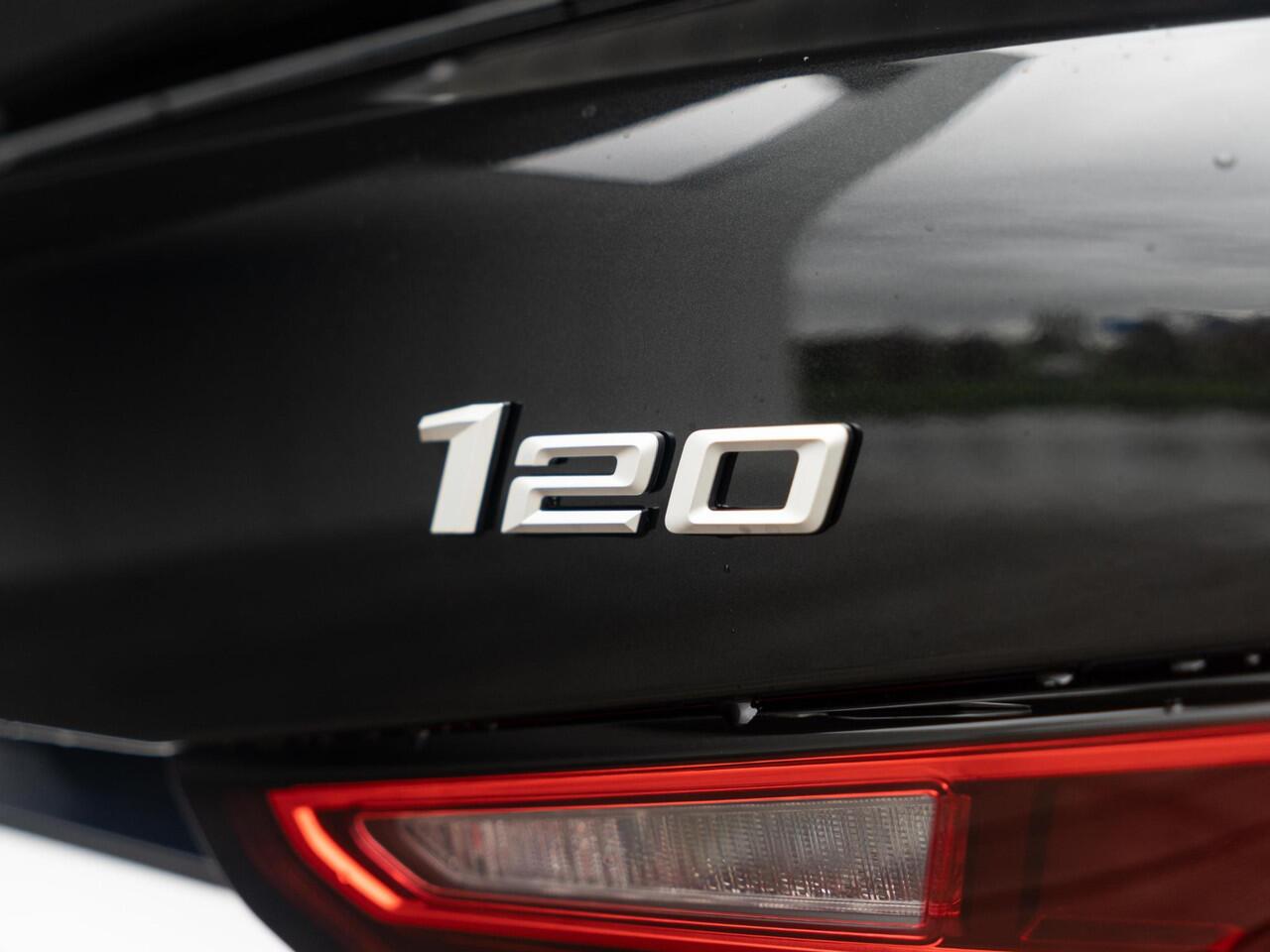 BMW 1-SERIE 120 | M Sportpakket | Verwarmd Stuurwiel | Panoramadak | Achteruitrijcamera | Stoelverwarming | Harman-Kardon | 18''