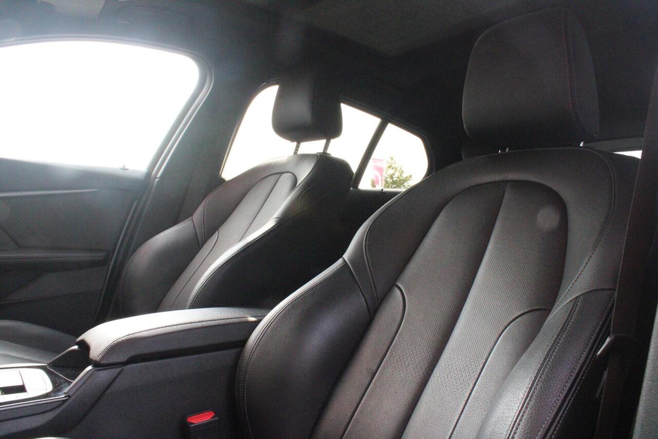 BMW 1-SERIE 118i 136PK M-SPORT EDITION | PANORAMISCH SCHUIF/KANTEL DAK | SFEER VERLICHTING | SHADOW LINE PAKKET | LEDEREN BEKLEDING "DAKOTA GEPERFOREERD" | VERWARMBARE VOORSTOELEN | LEDEREN M-SPORT STUUR | NAVIGATIE | ACHTERUITRIJCAMERA | PARKEERSENSOREN VOOR EN ACH