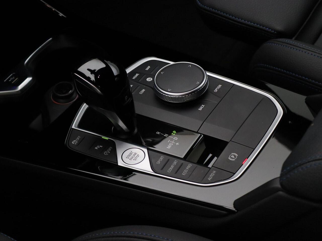 BMW 1-SERIE 5-deurs 118i Executive | M Sportpakket | Stuurwielrand verwarmd | Live Cockpit Professional | HIFI | 18"