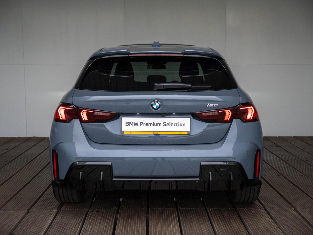 BMW 1-SERIE 120 | M Sportpakket Pro | Innovation Pack | Verwarmd Stuurwiel | Comfort Access | Panoramadak | Head-Up Display | 18''