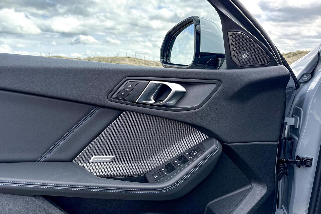 BMW 1-SERIE 120 M Sport Design Edition | M Sport | Glazen Panoramadak | Harman Kardon | Comfort Access |