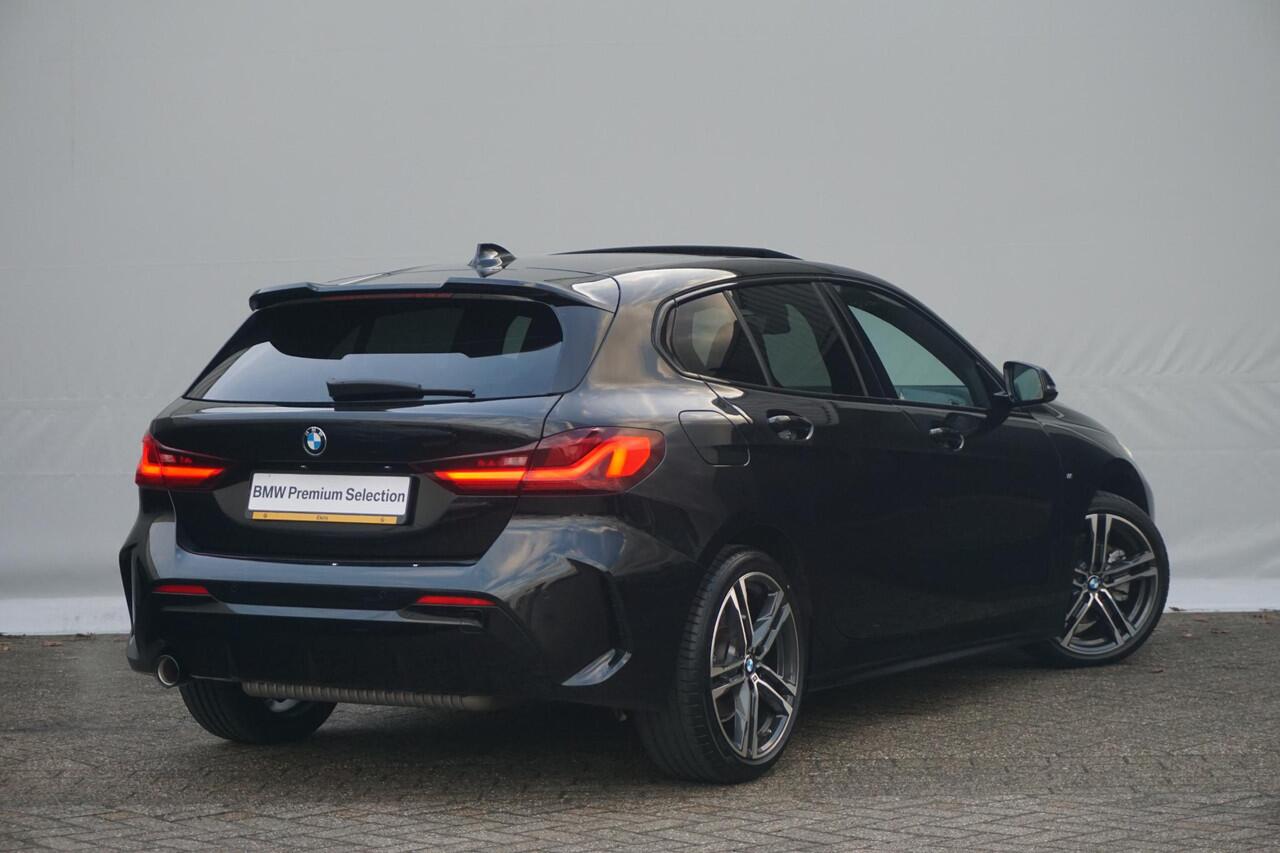 BMW 1-SERIE 118i High Executive M Sportpakket | Glazen panoramadak | Stoelverwarming | Leder Dakota Schwarz | Hi-Fi | M Sportstoelen
