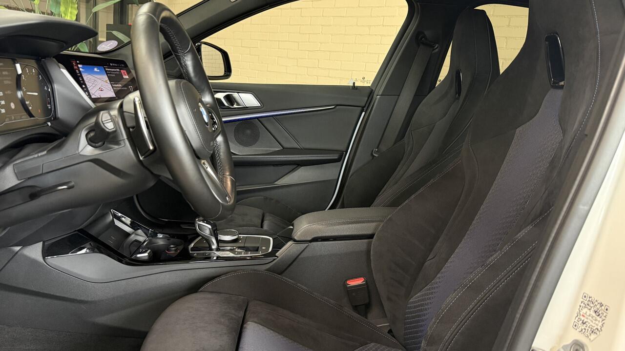 BMW 1-SERIE M135i xDrive High Executive Navi | 19" | Alcantara | Camera | PDC V+A |