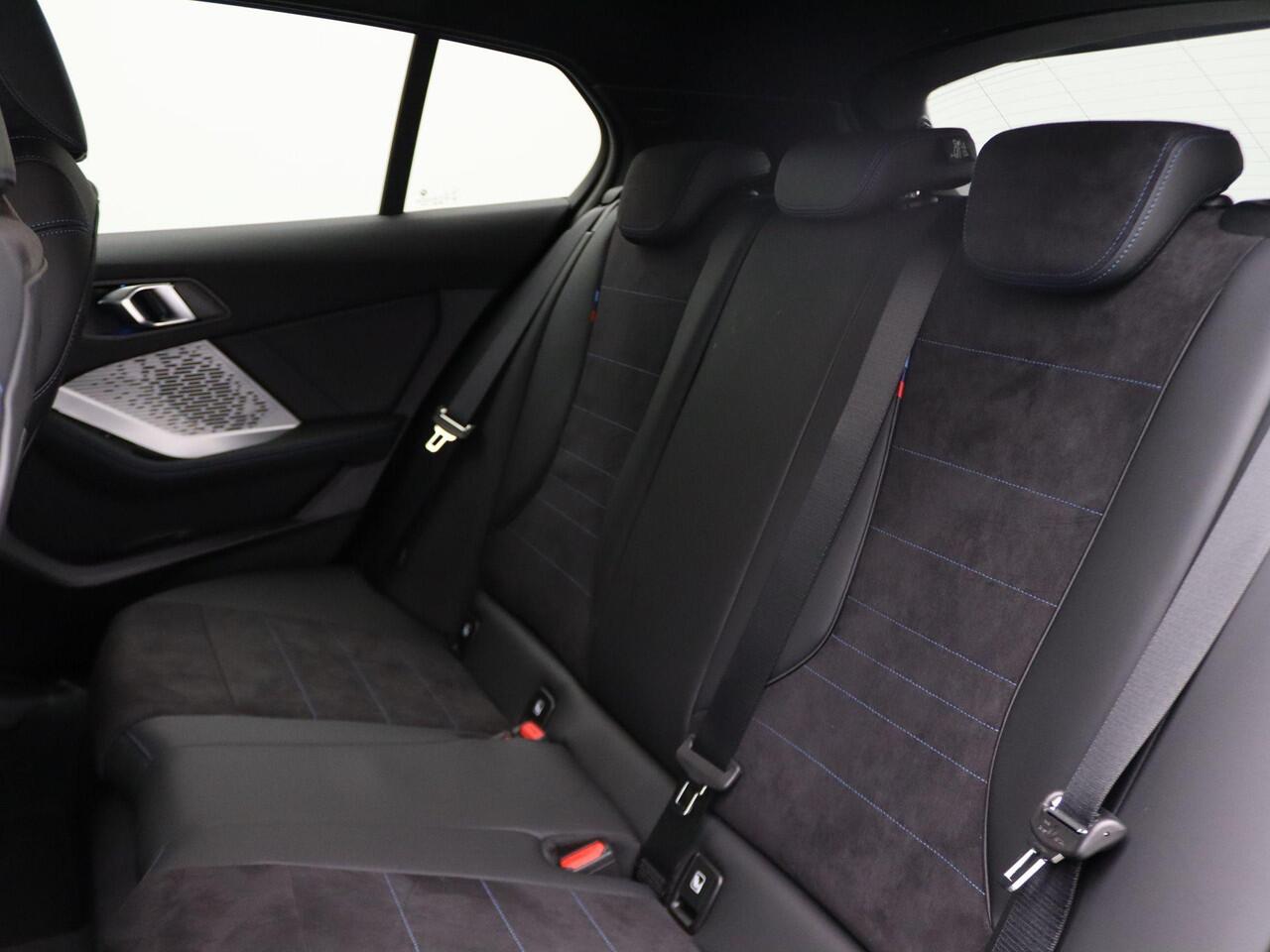 BMW 1-SERIE 120 M Sportpakket | Premium Pack | Stuurwielrand Verwarmd | Achteruitrijcamera | Driving Assistant | 19''