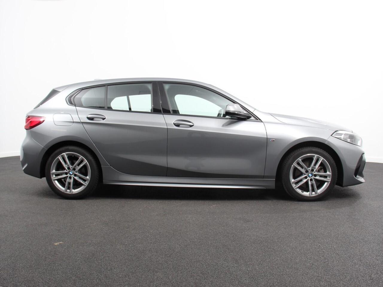 BMW 1-SERIE 118i M-Sport Climate Control Cruise control Stoelverwarming LED Parkeersensoren Apple carplay / Andriod auto Navigatie