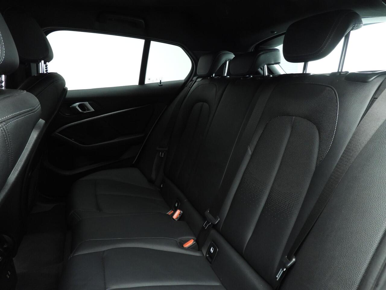 BMW 1-SERIE 118i | M-Sportpakket | LED | Leder | Navigatie | Sportstoelen | Stoelverwarming | Chrome line | DAB | Alu 18 inch