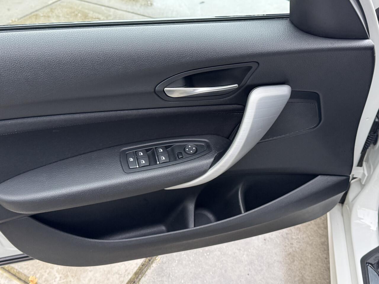 BMW 1-SERIE 118i 136pk Automaat Executive PDC Navigatie LED