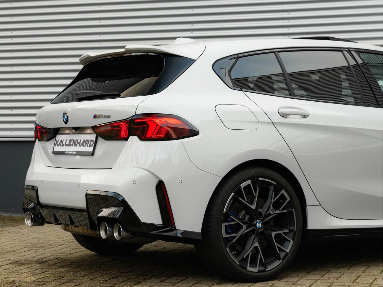 BMW 1-SERIE M135 xDrive - Pano - Trekhaak - Head-Up - Harman Kadon - Driving Ass