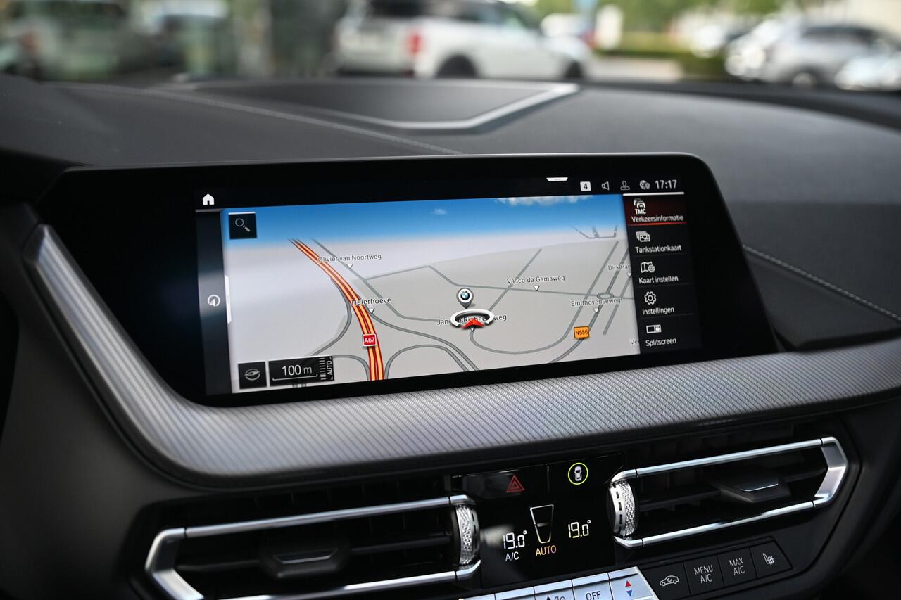 BMW 1-SERIE M135i xDrive High Executive Automaat / Panoramadak / Achteruitrijcamera / Comfort Access / M Sportonderstel / Live Cockpit Professional / Stoelverwarming