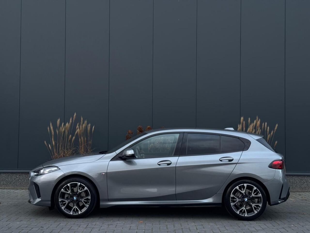 BMW 1-SERIE 120i M PACK 2025 LEDER SPORTVELGEN H&K LED WIDESCREEN