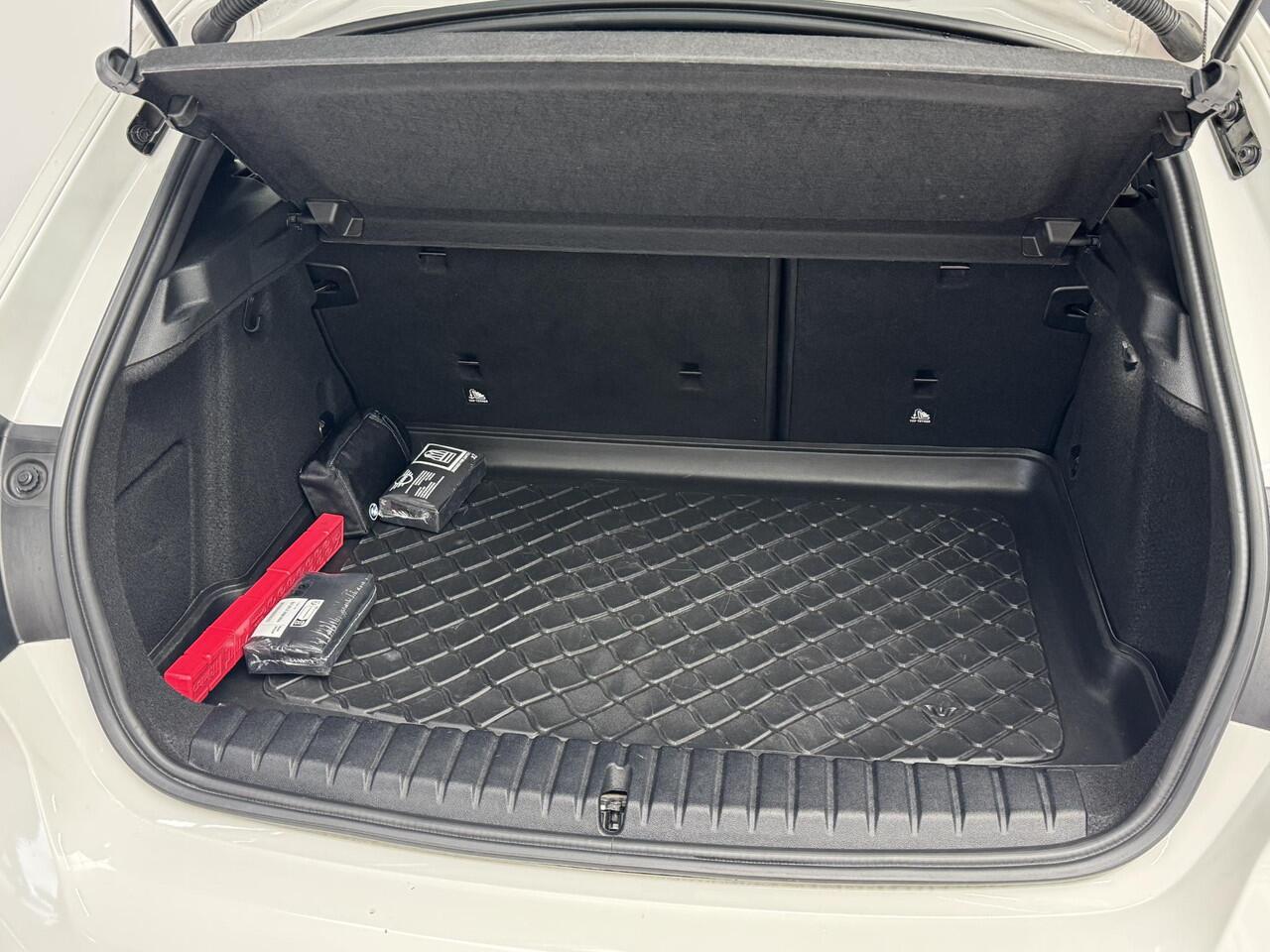 BMW 1-SERIE 118i High Executive M Sport | Stoelverwarming | Navi | PDC | Clima |