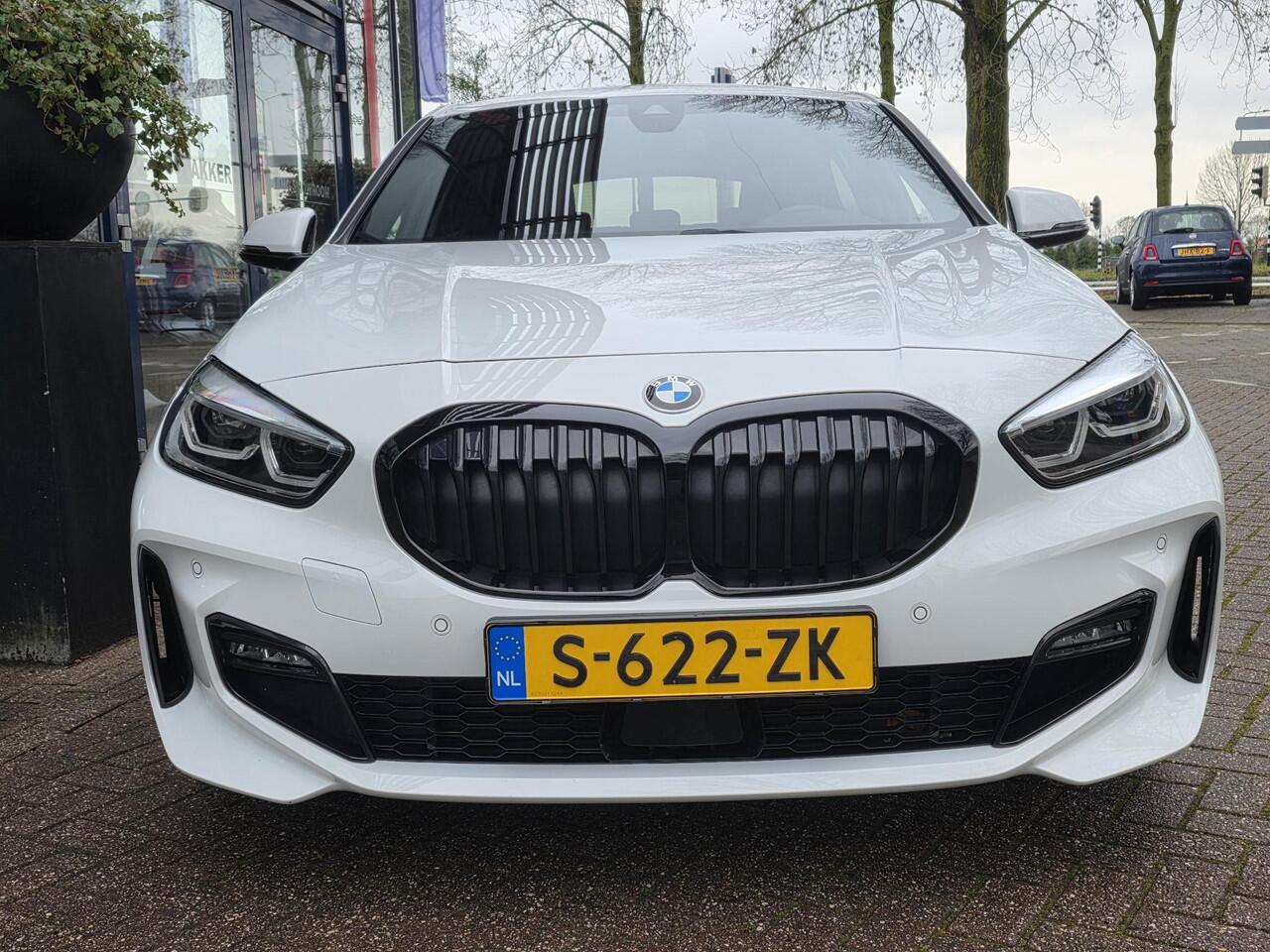 BMW 1-SERIE 118i M-SPORT | Navigatie | Stoelen + Stuur verwarmbaar | Cruise Control | Electr. achterklep | Climate Control