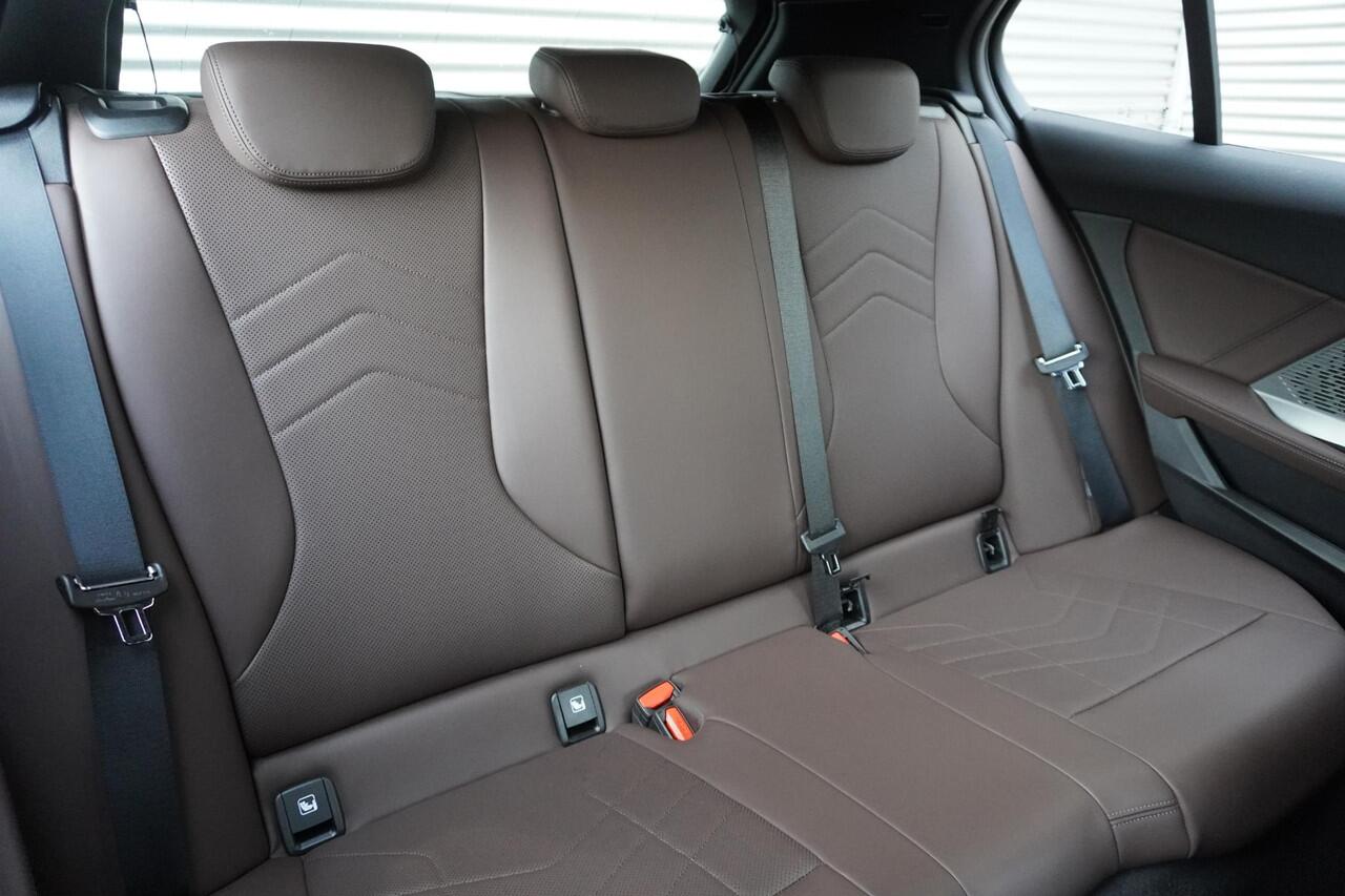 BMW 1-SERIE 120 M Sportpakket | Alarmsysteem klasse 3 | Comfort Access | Elektrisch verstelbare stoelen | Driving Assistant | Parking Assistant Plus | BMW Head-Up Display