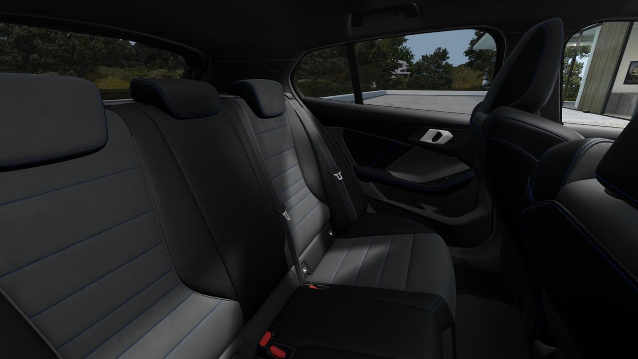 BMW 1-SERIE 120 M Sport Automaat / Panoramadak / Sportstoelen / Achteruitrijcamera / Adaptieve LED / M Adaptief onderstel / Parking Assistant / Stoelverwarming