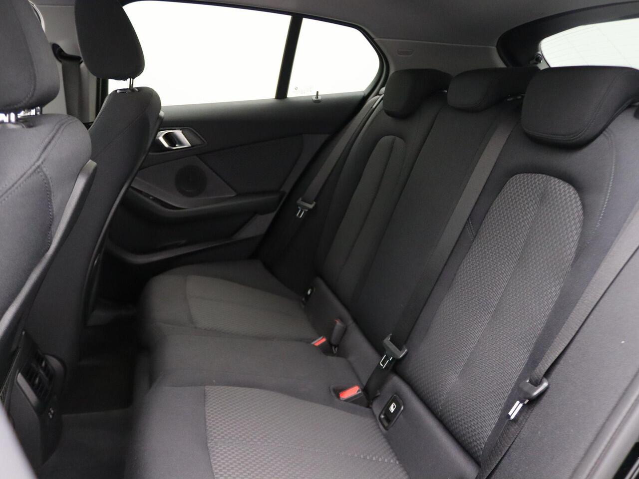 BMW 1-SERIE 5-deurs 118i Executive Edition | PDC | 16"