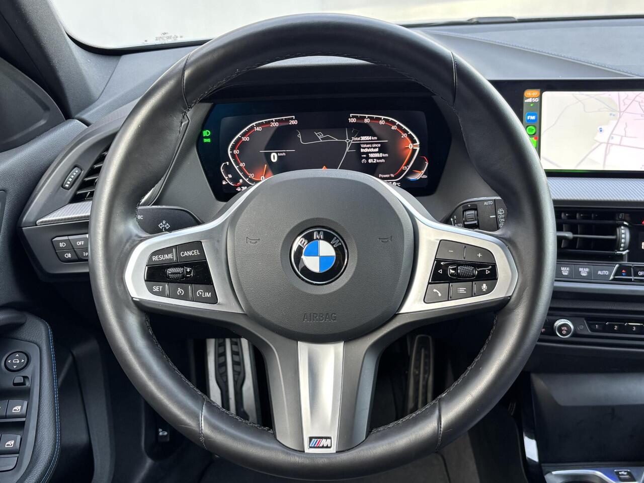BMW 1-SERIE 118i Automaat / M-SPORT / Pack LED / Fabrieksgarantie tot 06-2026 / Sportstoelen / Trekgewicht 1300 Kg / Cruise control / Stoelverwarming / Apple Carplay Android Auto / Climate control / Keyless Entry/Start /