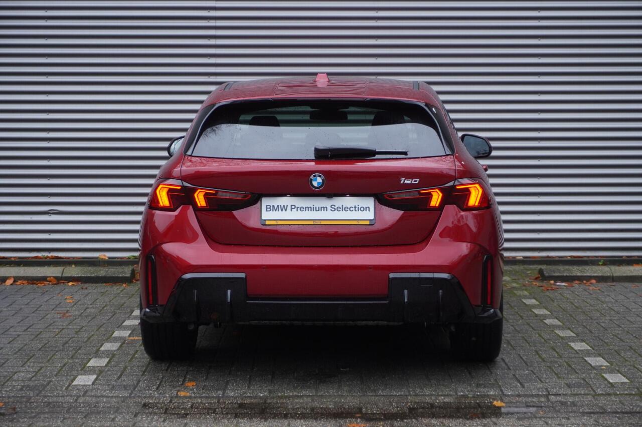 BMW 1-SERIE 120 M Sportpakket | Premium Pack | 19 inch LM M Y-spaak | Extra getint glas | Driving Assistant | Parking Assistant