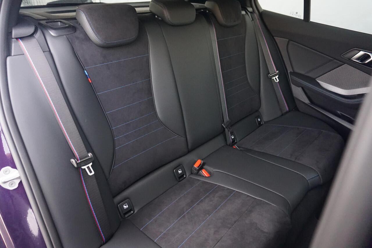 BMW 1-SERIE 5-deurs 120 M Sportpakket Pro 19'' / Panoramadak / Harman Kardon / Driving Assistant Plus / Trekhaak