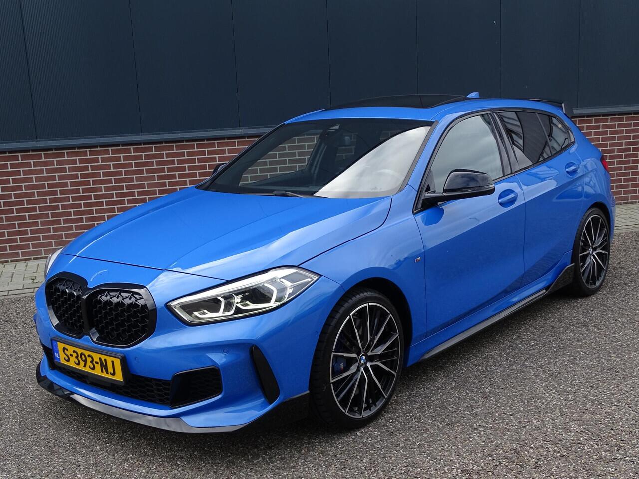 BMW 1-SERIE M135i xDrive High Executive PANORAMADAK|HARMAN/KARDON|DODEHOEK DETECTIE|ACHTERUIT RIJ CAMERA|SPORT STOELEN|KEYLESS ENTRY/GO|NAVIGATIE|LASER KOPLAMPEN | STOEL VERWARMING |