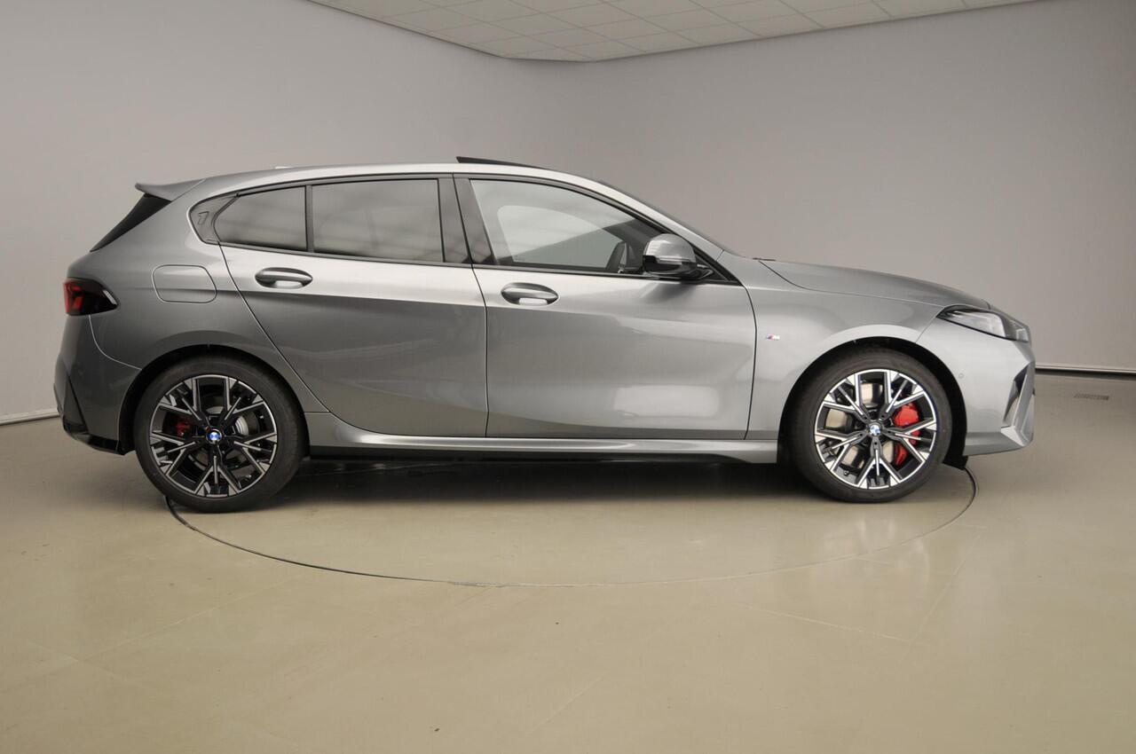 BMW 1-SERIE 120 | M-Sportpakket | LED | Navigatie | Schuifdak | Keyles go | Active cruise | DAB | Harman-kardon sound | Alu 18 inch